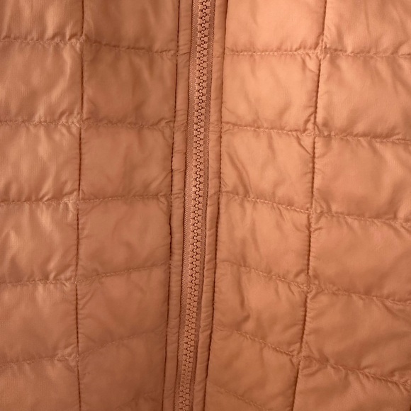 The North Face Girls Peach Quilted Puffer Jacket - Picture 4 of 13